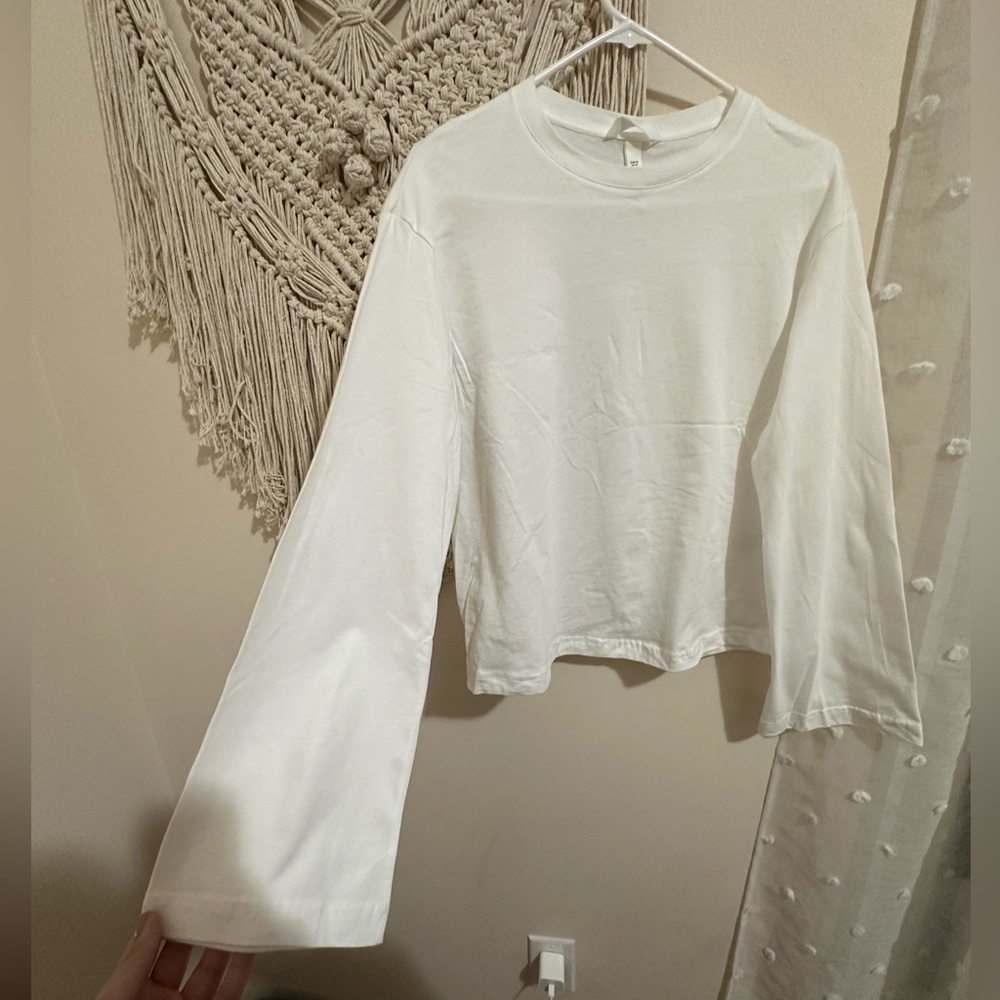 Flared sleeved white T-shirt
